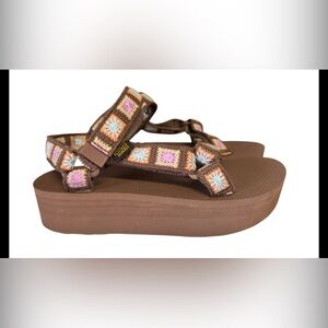 Like new! Teva Flatform Universal Crochet SZ 9